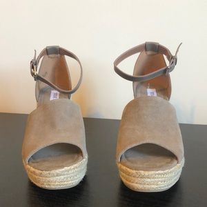 Grey Steve Madden wedges!